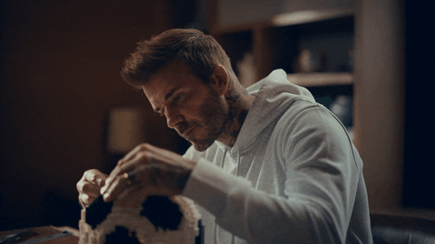 David Beckham feliz de poder mejorar sus equipos comprando sobres en la tienda de EA Sports FC 24.- Blog Hola Telcel