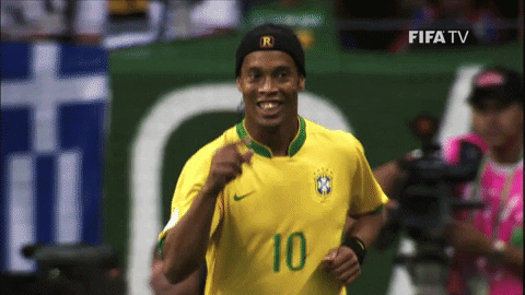 Ronaldinho gaúcho aponta para cabeça vestido com a camisa 10 da seleção brasileira de futebol
