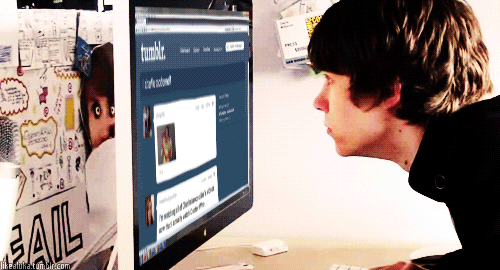 Gif de um menino olhando o Tumblr.