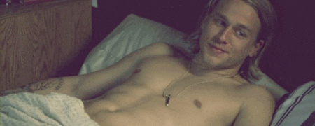 Charlie Hunnam sons of anarchy en la cama