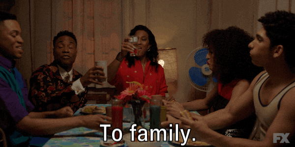 Gif de uma cena da série “Pose”.