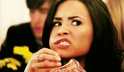 Demi Lovato si ingozza di pop corn
