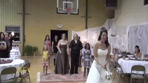 Novia lanzando su ramo de novia