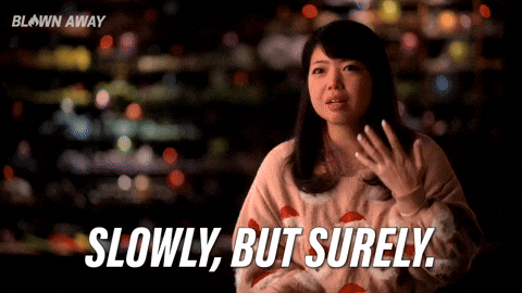 Mujer de reality show diciendo que está aprendiendo Inglés lento pero seguro con las funciones de Google.- Blog Hola Telcel