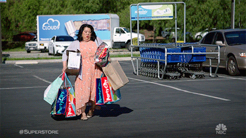 Mujer con muchas bolsas de la compra.