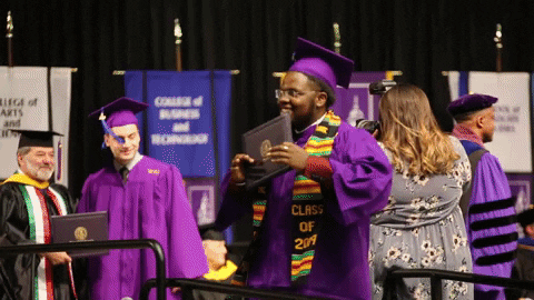 Homem sorridente com diploma da Western Illinois University