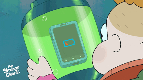 personagem do desenho Caçadores de Monstros olhando para um celular que está carregando submerso em um líquido verde dentro de um tanque