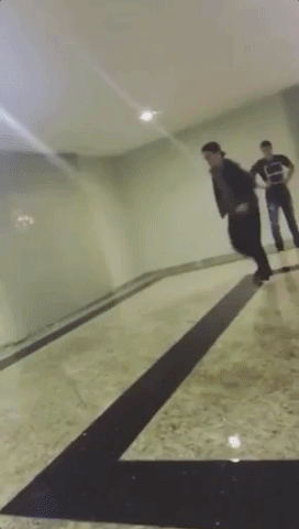 15 смешных ситуаций с людьми, которые стали праздновать победу раньше времени праздновали победу раньше времени, смешные гифки, гифки с неудачами, смешные провалы людей