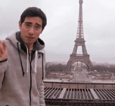 Gif mostra rapaz fazendo truque de ilusionismo com a Torre Eiffel
