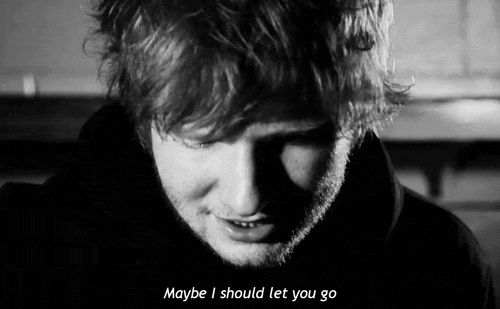 Ed Sheeran med izvajanjem pesmi