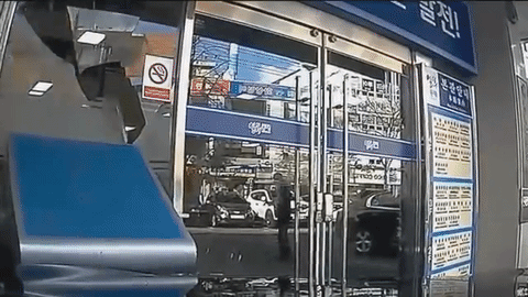 [ВИДЕО] Начинающий водитель перепутал педали и воссоздал сцену из "Терминатора"