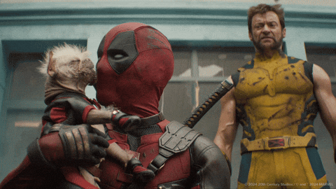 Deadpool siendo besado por un perrito en su nueva película con Wolverine.- Blog Hola Telcel
