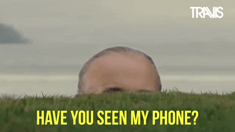 homem escondido atrás de um muro perguntando em inglês se alguém viu seu celular