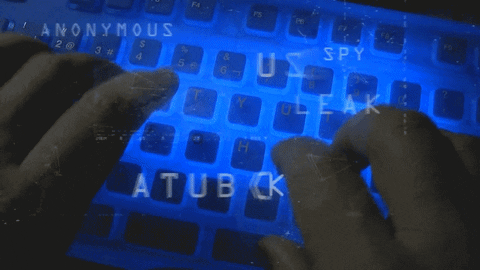 hacker digitando em um teclado enquanto várias palavras em inglês relacionadas à segunraça passam pela tela