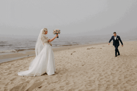 kāzu fotosesija pie jūras carnikavā gif video