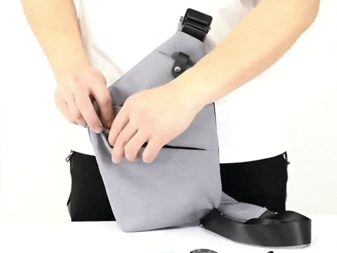 Bolso cruzado antirrobo KÄRN en uso