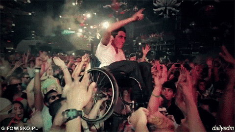 persona rockeando en silla de ruedas durante un concierto.- Blog Hola Telcel