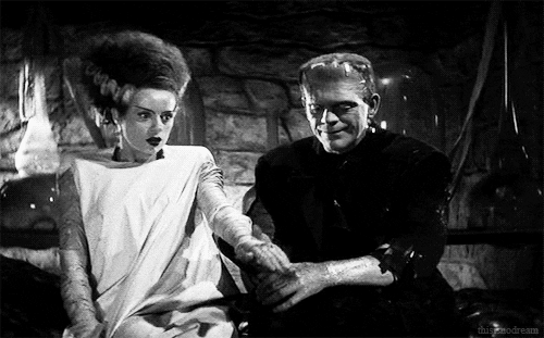 Una versión de Frankenstein diferente a la de Jacob Elordi tomando la mano de su amada luego de que esta haya obtenido vida gracias a un experimento del Dr. Frankenstein.- Blog Hola Telcel 