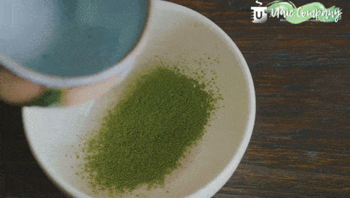 перемешать чай матча с 1/3 водой