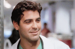 George Clooney sonriendo disfrazado de doctor 
