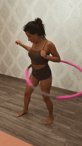 Gymnastik mit hula hoop reifen 