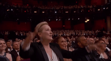 Gif da Meryl Streep batendo palmas em um evento.