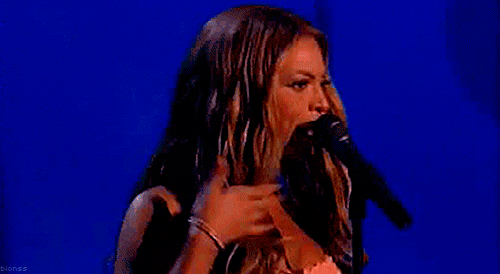 Gif da Beyonce jogando o cabelo para trás e com cara de confiante.