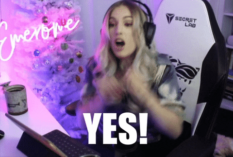 mujer streamer emocionada porque los 12 GB de memoria RAM se convertirán en el nuevo estándar de los smartphone Android gracias a las funciones de IA.- Blog Hola Telcel 