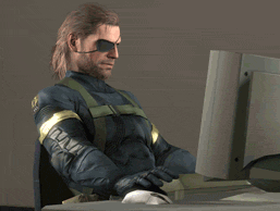Big Boss sonriendo frente a la computadora mientras levanta su pulgar en señal de aprobación por el renovado interés en la saga de Metal Gear.- Blog Hola Telcel