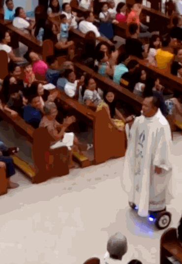 Un prêtre sur un hoverboard, c'est une blague et qu'est ce que c'est drôle !