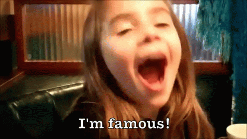 GIF majhne deklice, ki reče: I'm famous! 