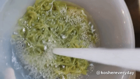 Rinsing the spinach shirataki spinach noodles