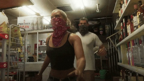 protagonistas de GTA VI caminando con los rostros cubiertos en una tienda camino al lanzamiento de su nuevo videojuego.- Blog Hola Telcel