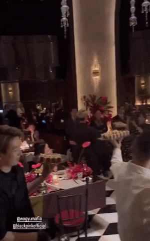 L'apparition de V de BTS, BLACKPINK, et GD dans le même évènement attire l'attention K-Sélection