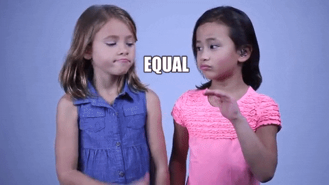 Dos niñas mostrando el signo de igualdad
