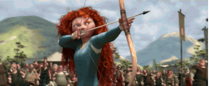 Gif de Disney Pixar Rebelle avec l'heroine qui tire sur une cible avec une flèche