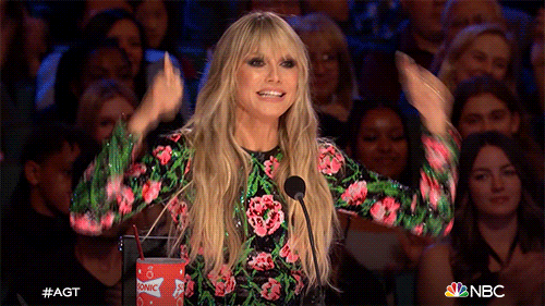 mujer feliz de todas las funciones que tiene Google Chat ya que puede integrar todo con su cuenta de Google.- Blog Hola Telcel