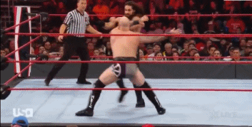 WWE RAW (20 de enero 2020) | Resultados en vivo | Andrade vs. Rey Mysterio en escaleras 32
