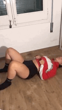 mujer entrenando puente de gluteos