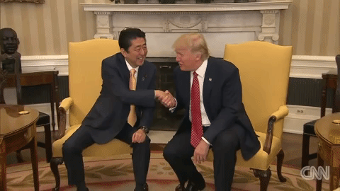 Трамп не умеет жать руку, и последнее его рукопожатие доказывает это Трамп и его рукопожатие, мелания дональд трамп новости, мелания и дональд трамп, трамп не умеет жать руку