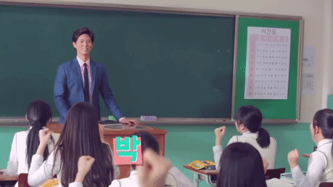 Пак Бо Гом шокировал школьниц, притворившись учителем