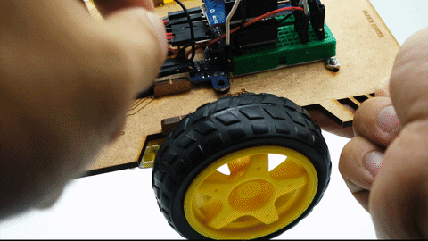 ▲親手接線來讓電子零件運作