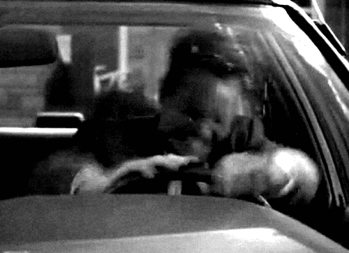 homme poussant le klaxon en conduisant assis d'une voiture de presse au  volant, klaxonnant pour avertir les autres personnes 17506433 Photo de  stock chez Vecteezy