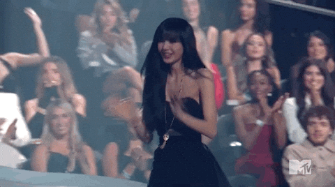 Lisa de BLACKPINK recibiendo un premio MTV a los mejores videos musicales.- Blog Hola Telcel 