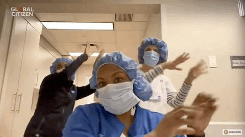 equipo de doctoras y enfermeras bailando 