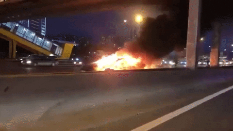 3 injured as Tesla goes up in flames & explodes on Moscow freeway (VIDEOS)  — RT Russia & Former Soviet Union