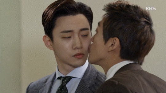 Sung Ryeong nhiều lần "cưỡng hôn" sếp của mình. (ảnh: Internet)