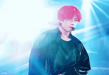 Mái tóc đỏ quyến rũ của Tae Hyung khiến bao trái tim "rung động"