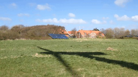 Saját szélmalom, saját napelem (háttérben az iskola épülete), dánia, függetlenség