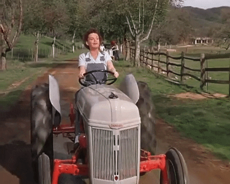 Ženska vozi traktor